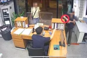 影/討薪水亮26公分刀！三峽2醉漢衝警所談判　警怒斥全醒了