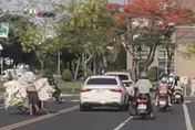 移動神主牌！8旬嬤逆向推回收車　鄉民嗆政府：要等孩童出事？