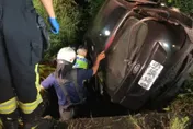 快訊/自撞變電箱釀停電！台東休旅車失控衝進水溝　2命危送醫