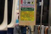 北捷驚見「舉牌阿伯」！一看內容超暖心　網全大讚：很感動