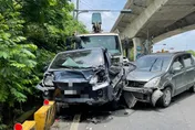 影/屏東麟洛4車連環撞！車頭撞爛擠扁3傷　恐怖撞擊瞬間「畫面曝光」