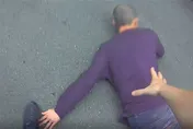 快訊/新北男忿與姊吵架！亮雙刀街頭晃　6警拔槍成功壓制