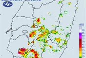 快訊/雨神灌水！台南午後大雷雨開炸　用路人注意低能見度、9級強陣風