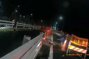 影/「大鴻溝」生吞騎車！高雄路面施工釀3騎士慘摔　機車直墜B1