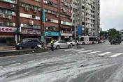 影/驚悚瞬間曝光！曳引車急煞水泥狂噴　波及路面、3店家牆面
