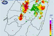 快訊/大雷雨特報再加「2縣市」！雨勢持續炸至入夜　慎防「低能見度」