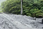 快訊/恐怖崩坍畫面曝光！新自強號撞落石卡清水隧道　鐵軌佈滿碎石泥漿