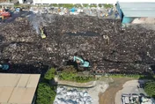 駭人空拍！屏東惡火吞噬千坪塑膠工廠「10小時才撲滅」紙箱變黑炭