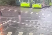 影/北市怪女闖公車總站！趁司機去尿尿「整輛開走」再棄車逃逸
