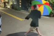 太失禮了！喝茫男撐大花傘街頭亂舞　頭身竟塞入「滾筒洗衣機」