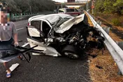 快訊/國3台中沙鹿段多車嚴重追尾！轎車撞槽車「車頭全毀」命危乘客救回