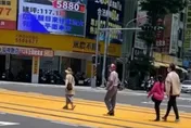 高雄超狂輕軌闖入事件！一家人軌道漫步被酸「以為塗顏色就是人行道」