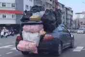 影/台中版「移動城堡」？轎車堆8大袋雜物擋車牌　網驚：連後照鏡都掉掛