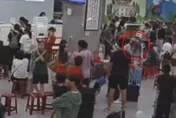 快訊/凱米颱風重創離島交通！旅客疑不滿等候太久　拿椅子朝櫃台怒砸