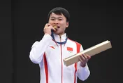 大陸隊再添1金！00後小將謝瑜空氣手槍逆轉勝　台上開心「試吃金牌」