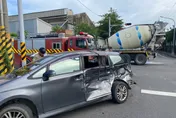 快訊/ 台南新營水泥車攔腰撞休旅車　女受困副駕