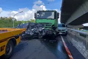 台88交流道7車連撞！黑車遭前後夾擊變「廢鐵」　駕駛命大僅輕傷