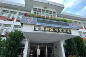 快訊/知法犯法！離譜警開警車輾自行車道「抽菸+打電話」　宜蘭分局將懲處