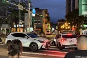 快訊/北市詭譎車禍！自撞分隔島車頭炸開再撞自小客車　幸雙方駕駛皆無礙