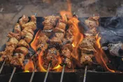 1.5萬烤肉食材全嗑光！　舅舅一家4口沒付錢還嫌：肉太油難吃、泰國蝦都死的