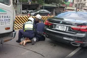影/玩命！中和男開假車牌BMW連撞3車爆胎　被拖出逮捕辯：吃安眠藥恍神