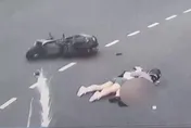 影/天兵嫩妹無照騎車載人慘摔　害姊妹淘走光、自己「正面著地」還二度車禍