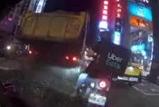 驚悚！中壢砂石車突「卸貨」外送員險遭活埋　旁邊民眾全嚇傻