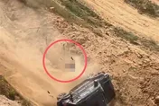 影/雲南越野車賽爆恐怖意外　車輛翻滾落山坡「駕駛遭拋飛」砸地骨折