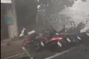 影/路邊摩托車全倒！山陀兒狂風暴雨肆虐高雄　超驚悚畫面曝光