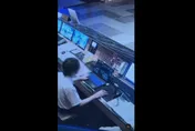 門口違停沒人管！大樓管理員「自備筆電」打遊戲　住戶爆氣公開「摸魚影片」