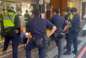 快訊/板橋湳雅夜市驚見男子「墜入水溝」？　真相竟是「要去釣魚」...警傻眼