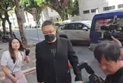 快訊/黑與白的辯論對決！朱學恒昨po道歉文今「提前半小時出庭」　鍾沛君也到了