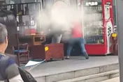影/重慶爆砍人！男持菜刀狂劈家具店店員　警：嫌犯胡言亂語、邏輯混亂
