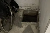老公寓藏陷阱！1歲兒慘墜近2米積水地下室　母嚇壞跳下救子