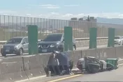 影/拿命爭路權？「吳柏毅」衝國道2號跑外送　撞護欄摔車最後被特斯拉救了