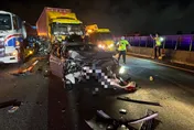 影/近距離慘況！國3香山段6車嚴重事故「車體爛成鐵皮、傷者衝破玻璃倒引擎蓋」