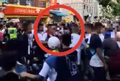 影/凡遶境必有衝突三重版！陣頭、主辦爆推擠　警急「人牆戰術」隔開