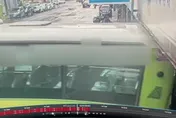 影/高速撞擊瞬間曝！北市信義區公車撞超商　竟是「自己滑行撞過去」