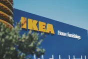 IKEA桌板突滑出砸人！妹子「腳趾爆血」申訴消保官　業者僅賠償餐券