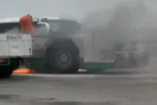 影/國門又出事！飛機拖車疑漏油起火　桃機航勤急滅火