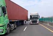 台61線驚傳連環追撞！貨櫃車猛撞防撞車再撞聯結車　目前傷亡尚不明