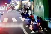 影/台南式魔鬼訓練？整排男學生街頭「鴨子走路」　深色衣褲險遭撞