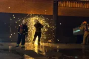 影/屏東連棟鐵皮建築火警！燃燒面積300平方公尺　消防急救援