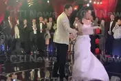 獨/影/薄瓜瓜婚宴狂撒糖！與新娘共舞《我只在乎你》