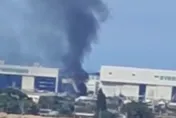 桃機旁鐵皮屋大火竄濃煙！瓦斯桶險爆炸　96歲翁燒燙傷