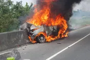 影/屏東台3線死亡車禍！車插進護欄爆火球「駕駛燒成焦屍」