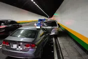 國5嚴重追尾！石碇隧道3車撞「引擎蓋凸、車尾毀」