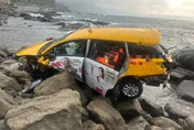 影/瑞芳台2線計程車撞破護欄！墜卡海岸礁石堆　運將搶救不治