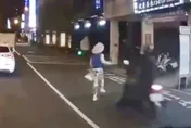 影/這次是駕駛地獄！台中婦沒走斑馬線「橫越中清路」遭撞飛