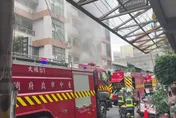 影/台中公寓2樓竄火煙最新！4人一度受困「1歲女嬰險嗆暈」